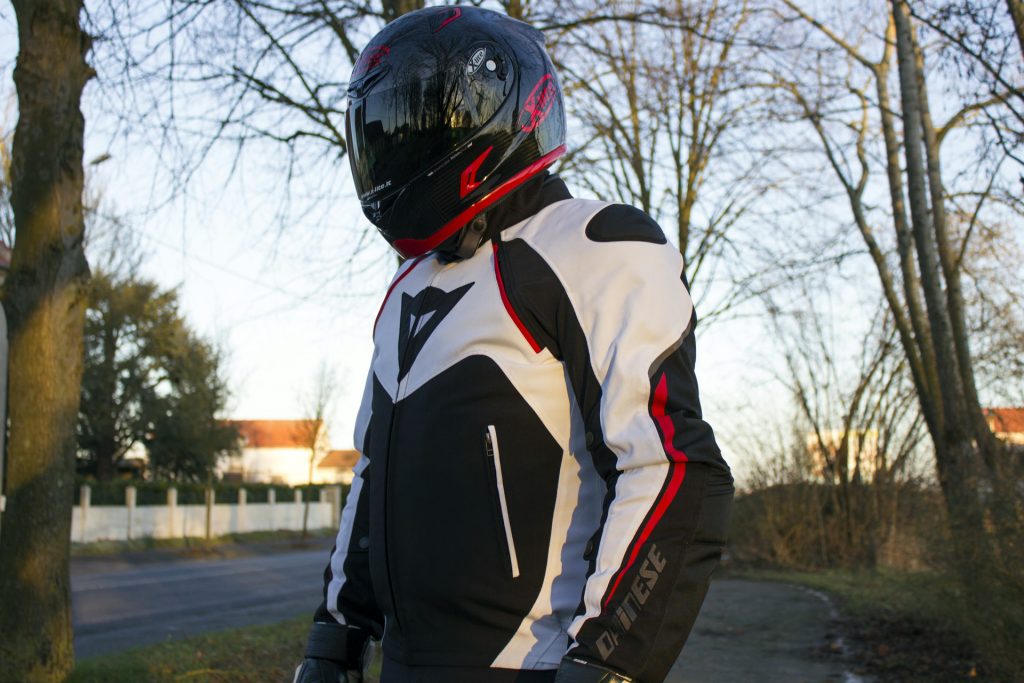 Vue de profil du Dainese Hawker, accompagné d’un X-Lite X802-RR. Italie toujours !