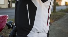 Le Dainese Hawker de profil : Poche et sangle de réglage de la taille par velcro
