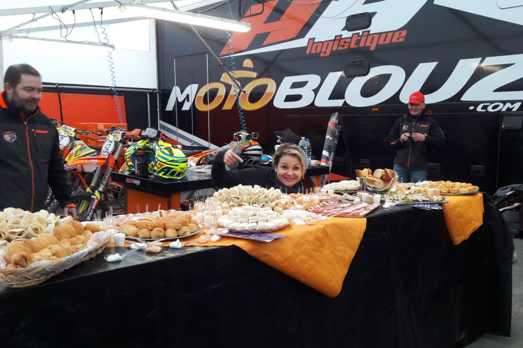 Le sable, ça creuse ! Bienvenue au buffet du team Motoblouz HB Racing.