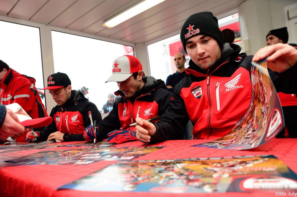 Séance de dédicace des pilotes du Team SR Motoblouz – Photo MXJuly