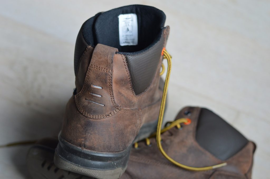 Vue sur l’arrière de ces chaussures de moto Falco Patrol