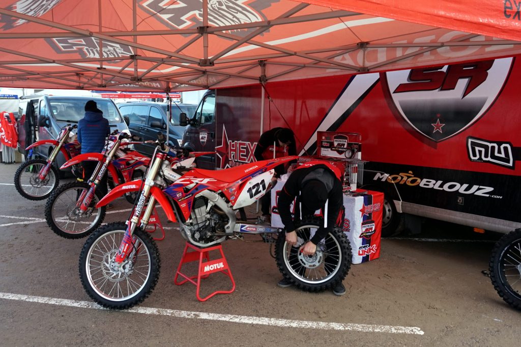 Moto de cross dans le paddock du team Honda Motoblouz SR