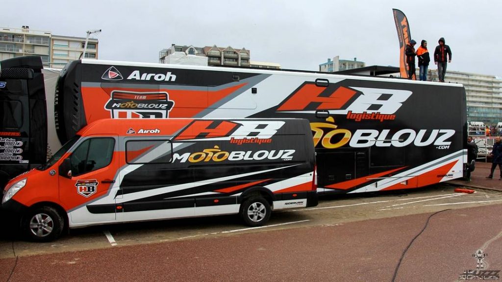 Le motorhome du team Motoblouz HB Racing en impose !