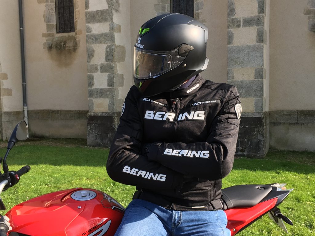 La coupe du blouson Bering Onyx est pensée pour les roadsters ou les sportives