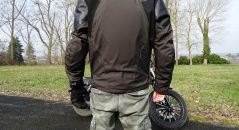 La dorsale trahit le fait qu'il s'agisse d'un blouson moto