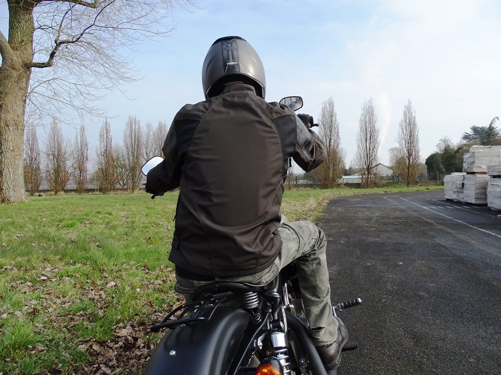 Le blouson Icon 1000 Squalborn recouvre très bien le bas du dos