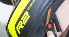 Bouton-pression sur le casque Schuberth R2