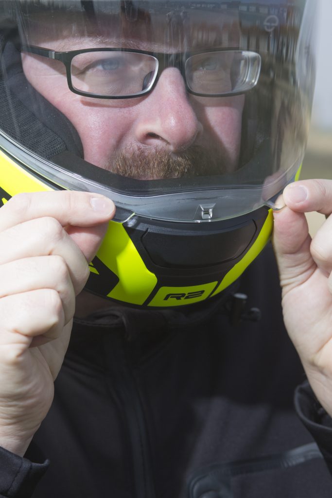 L’écran neuf du Casque Schuberth R2 doit se manier des deux côtés pour passer de la position verrouillée à la position filet d’air.