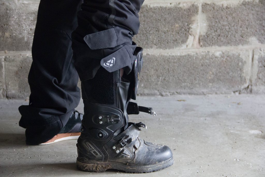 Malgré la largeur des bottes, le pantalon Ixon Summit 2 s’ajuste bien