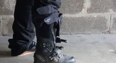 Malgré la largeur des bottes, le pantalon Ixon Summit 2 s'ajuste bien