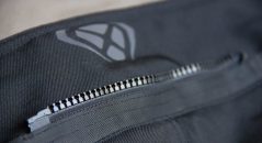 Le zip de connexion pour raccorder le Ixon Summit 2 à un blouson Ixon