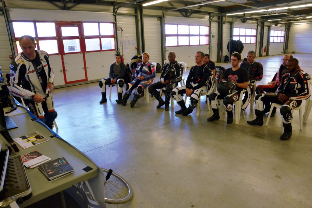 Pendant le briefing, on fait un point théorique indispensable sur la sortie suivante