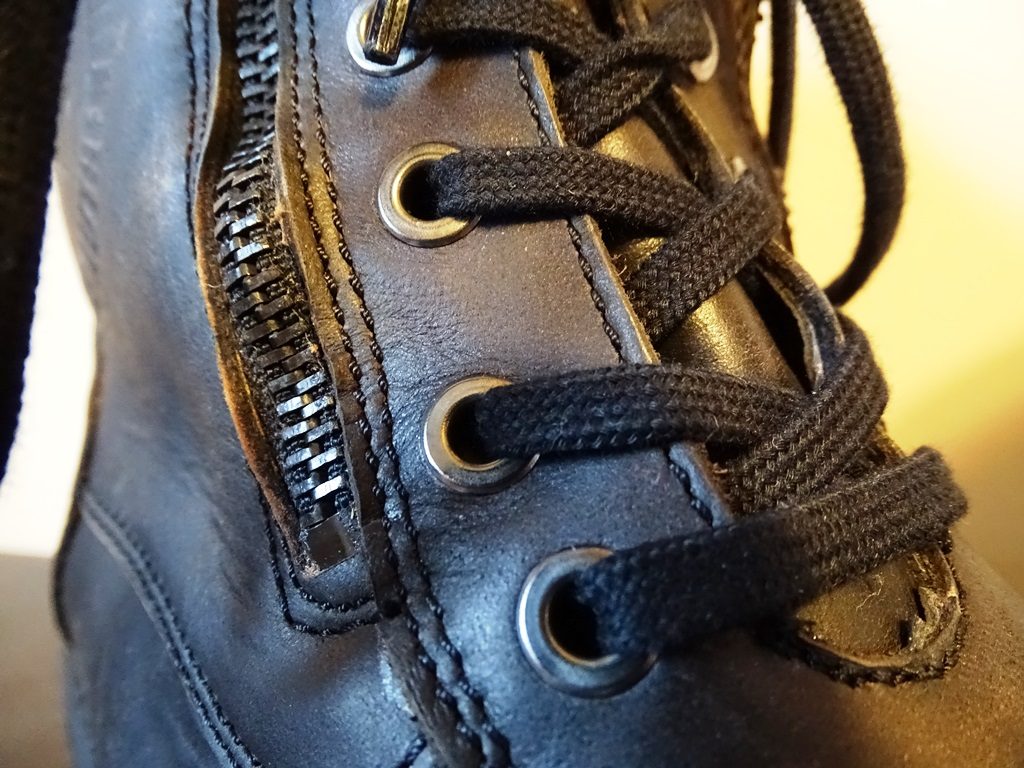 Oeillets, lacets, cuir et zip sont tous vintage