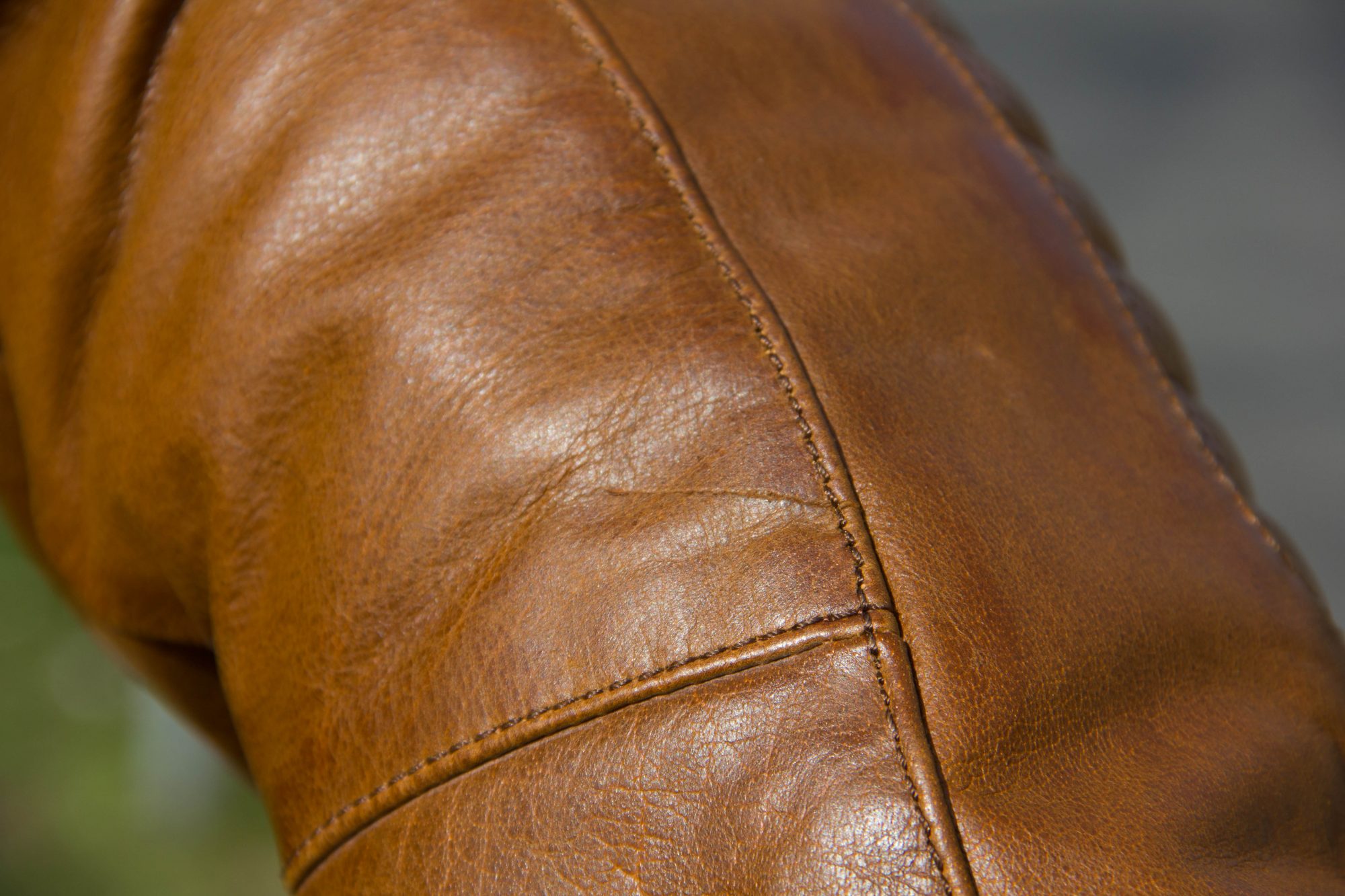 Cuir de buffle vintage vieilli avec quelques cicatrices visibles