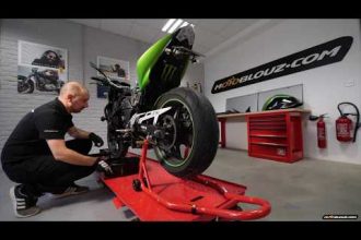 Remplacer les bougies de sa moto, le tuto vidéo complet !