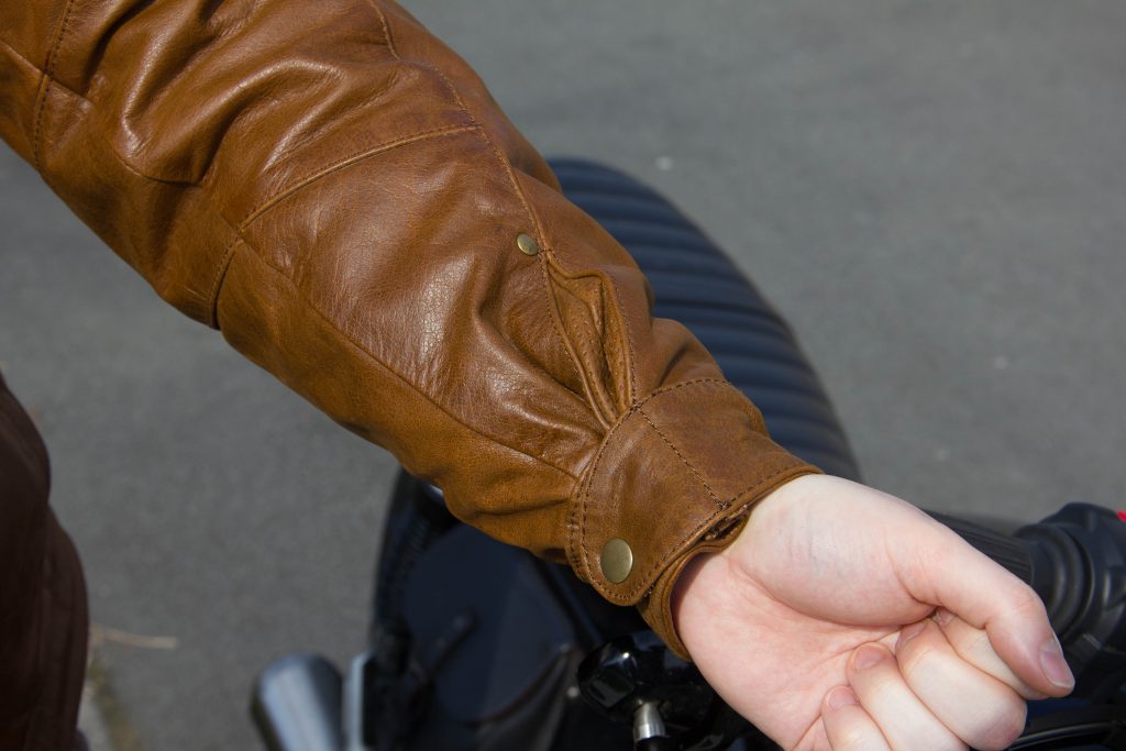 Poignets serrés avec la pattes de fixation au maximum