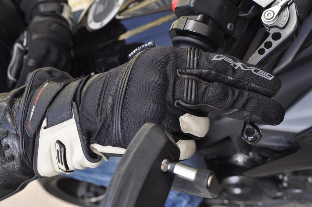 Les gants Five GT2 WP sont confortables et protecteurs, mais leur enfilage laisse à désirer