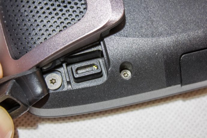 Le port micro-USB du TomTom Rider 450, permettant de le raccorder à un ordinateur