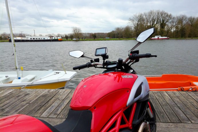 Un aperçu de l'encombrement de l'installation au tableau de bord d'un roadster