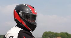 Au premier coup d’œil, pas facile de dire que le casque AGV SportModular est un modulable