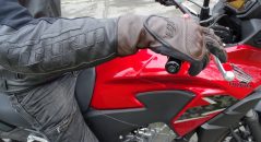 Sur une moto avec un guidon de hauteur standard, les poignets sont bien recouverts