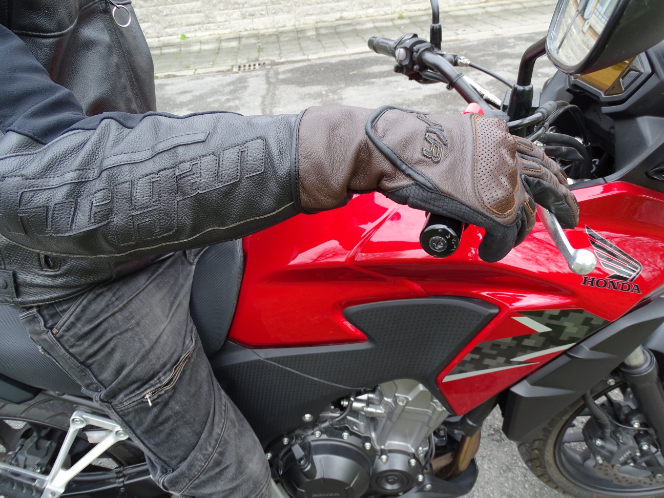 Sur une moto avec un guidon de hauteur standard, les poignets sont bien recouverts