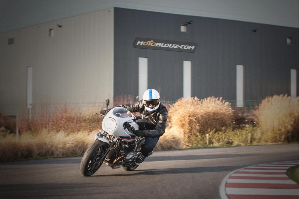 La BMW R Nine T Racer est une machine faite pour l’arsouille sur de belles routes viroleuses