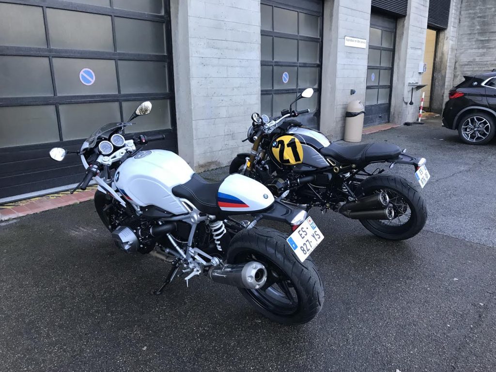 Simple sortie et capot de selle pour la Racer, double sortie et pièces taillées dans la masse pour la Spezial