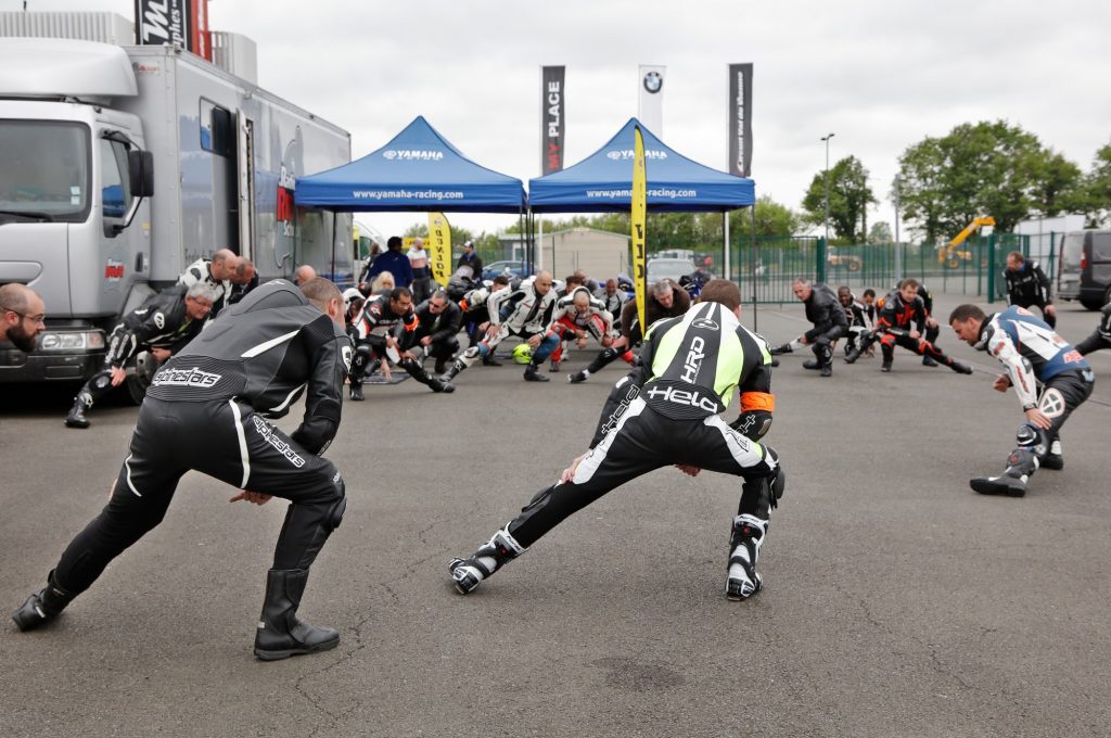 Cédric Tangre guide les pilotes pour l’échauffement