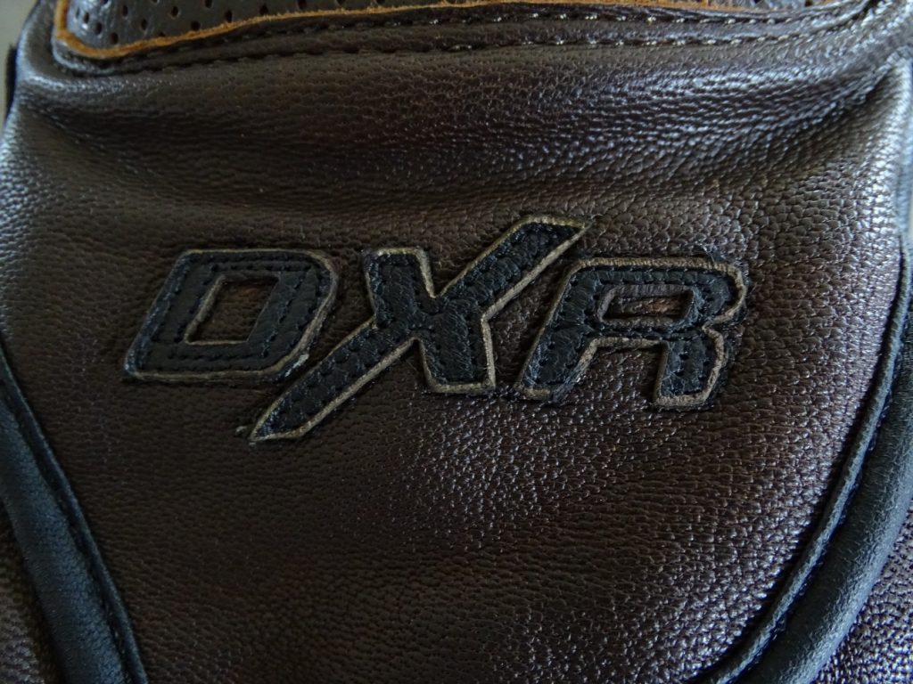 le logo DXR, plus discret sur les modèles marrons que les noirs