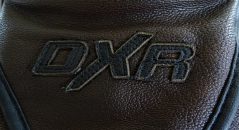 le logo DXR, plus discret sur les modèles marrons que les noirs