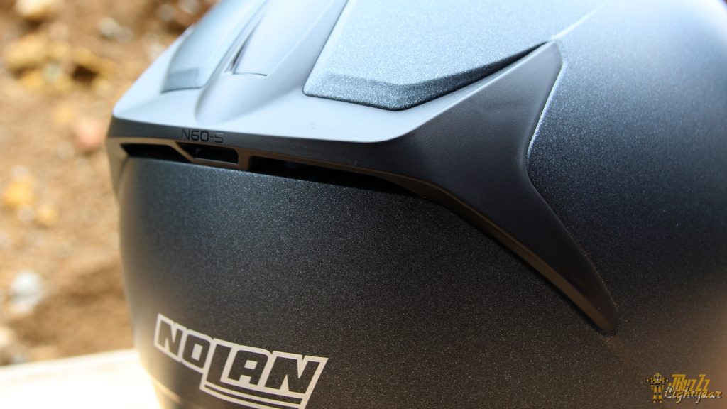 Gros plan sur les évacuations d&rsquo;air du spoiler