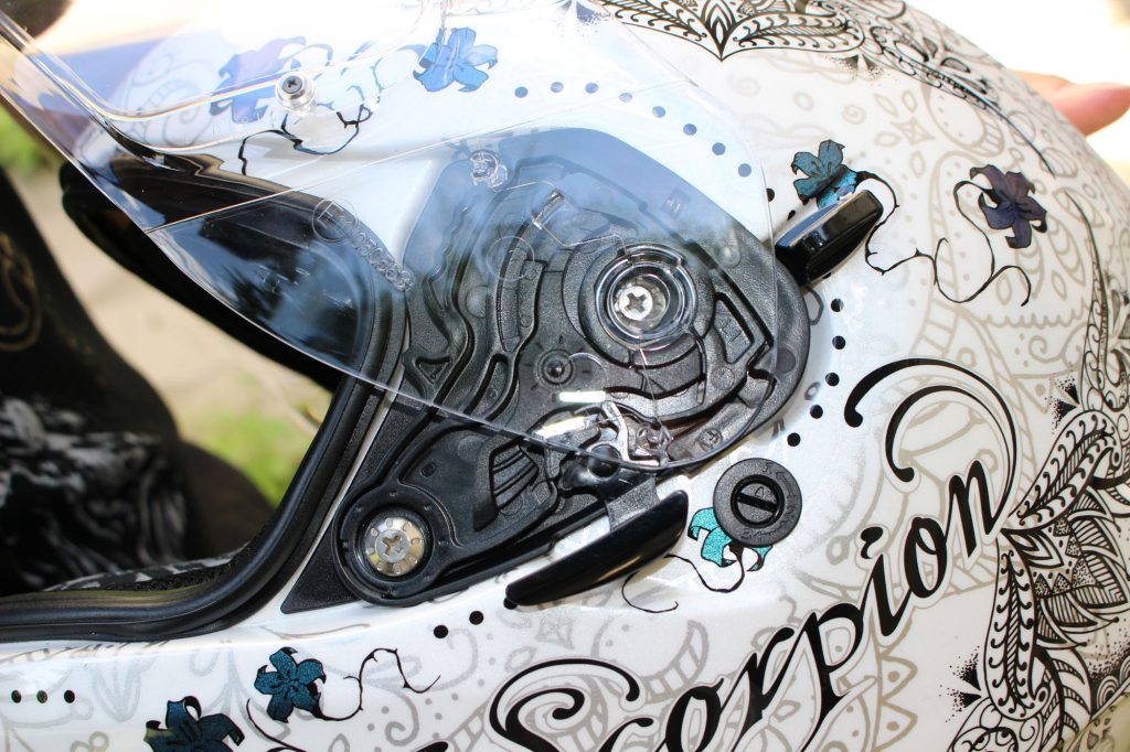Le casque Scorpion Exo 510 en Pearl White est magnifique avec ses dessins effet tattoo