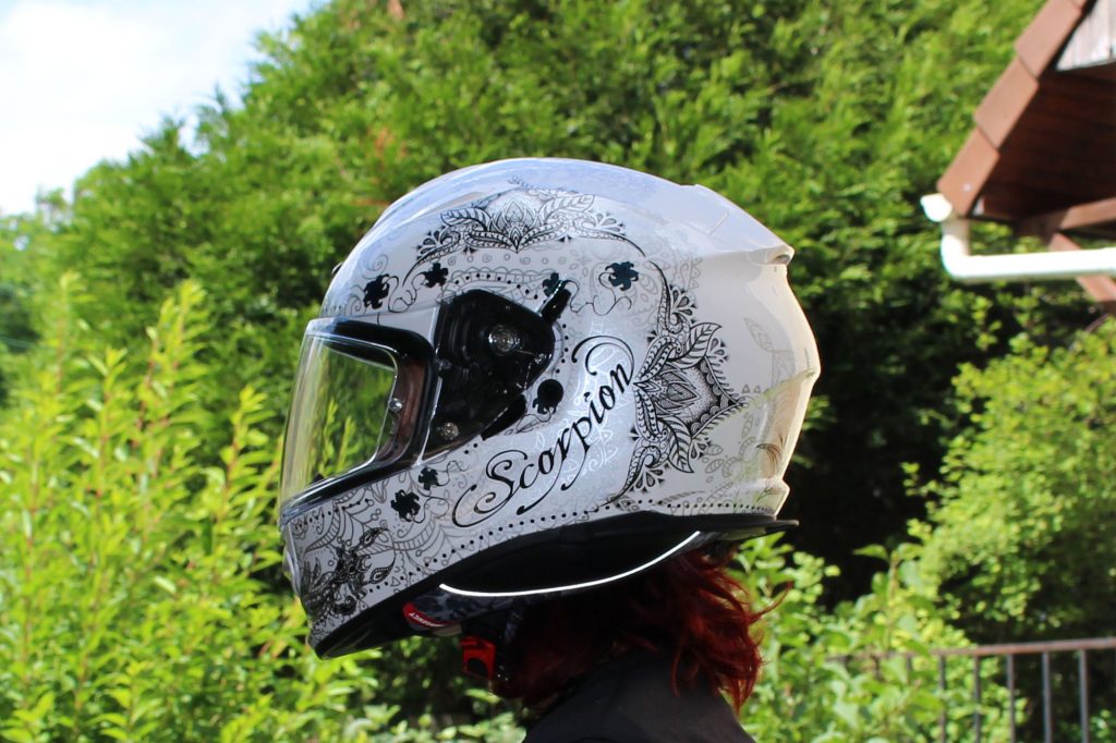 Les détails du dessin effets tattoo sur ce casque Scorpion Exo 510 Air sont très soignés.