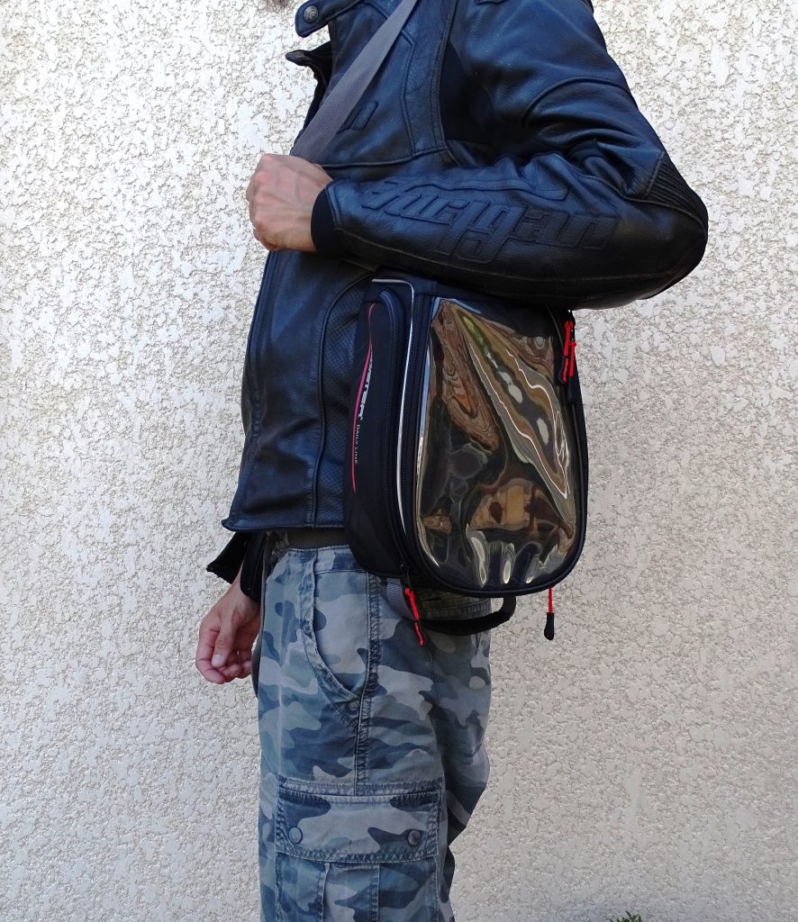 Même si ce n’est pas son but premier, la sacoche Bagster D-Line Nitro ne gêne en rien la marche