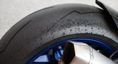 Avec les pneus Pirelli Supercorsa V2, on peut utiliser toute la puissance de la moto, sans crainte.