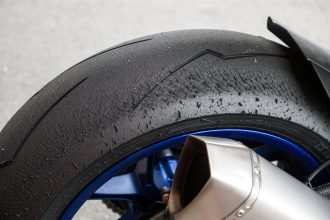 Avec les pneus Pirelli Supercorsa V2, on peut utiliser toute la puissance de la moto, sans crainte.