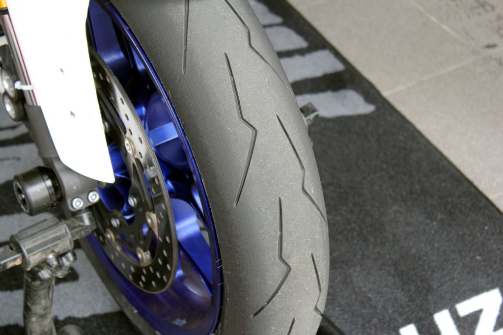 Avec les pneus Pirelli Supercorsa V2, on se sent en sécurité
