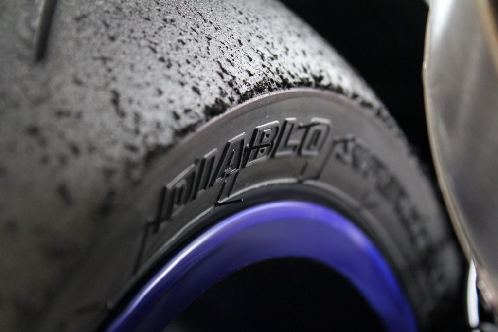 Les pneus Pirelli Supercosta V2 utilisent la même gomme que les Slick Superbike