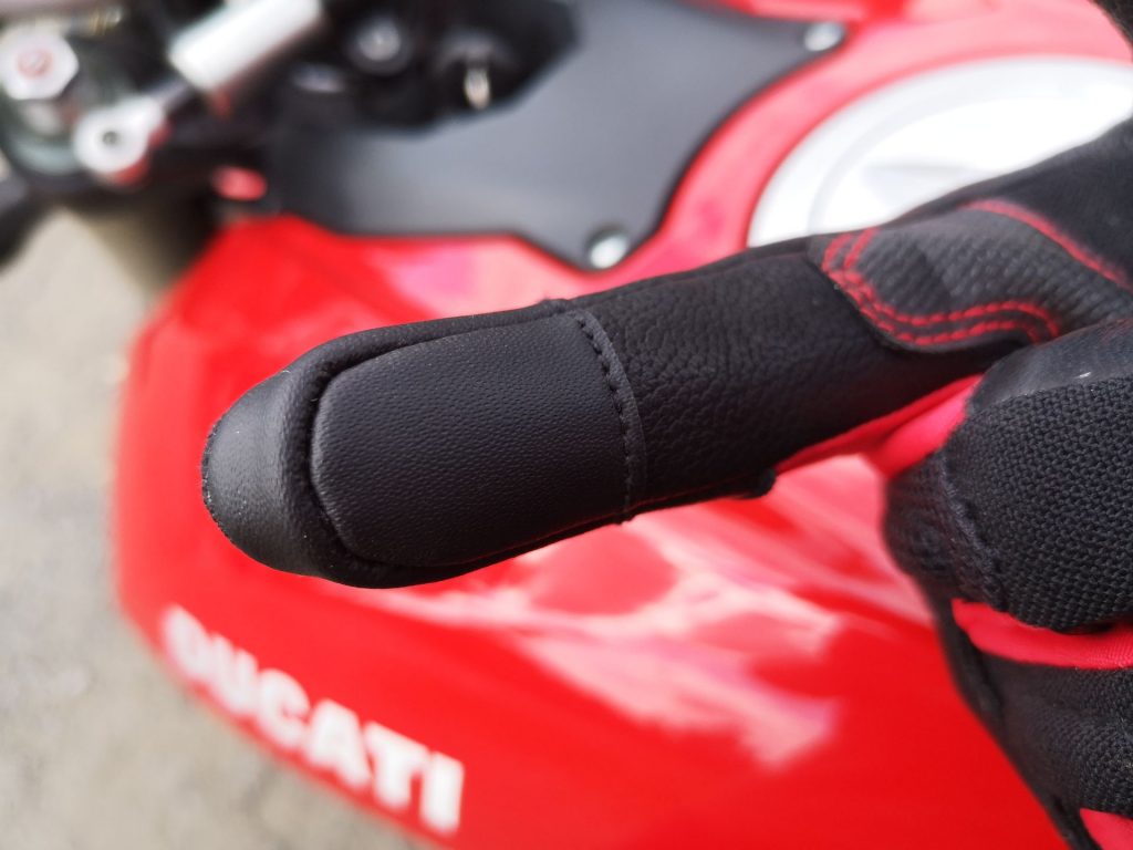 Un empiècement au bout des index des gants Alpinestars Kinetic permet l’utilisation d’écrans tactiles