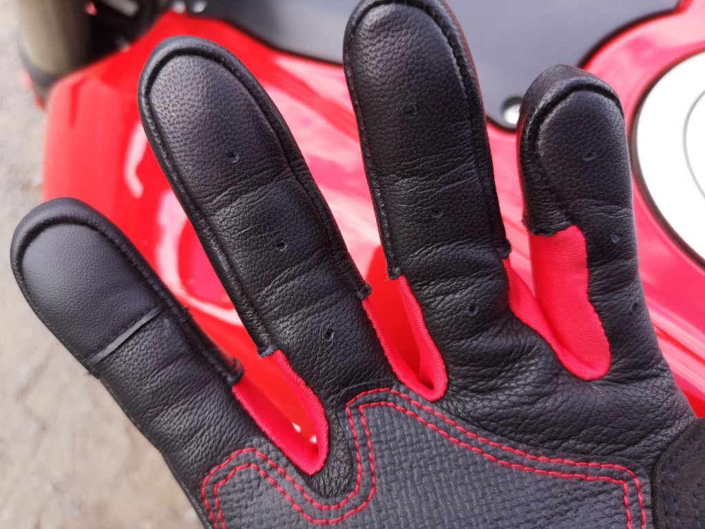 Des perforations sont placées sous les doigts avec les gants AlpineStars Kinetic.