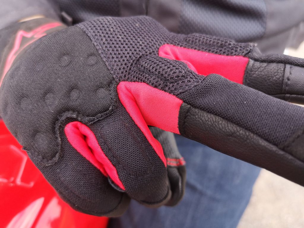 Inserts stretch entre les doigts des gants Alpinestars Kinetic.