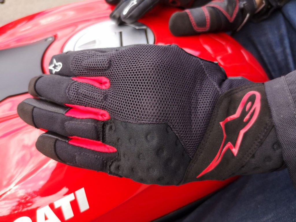 Le dos des gants Alpinestars Kinetic est entièrement composé de pièces de tissus très aérés, tel du mesh.