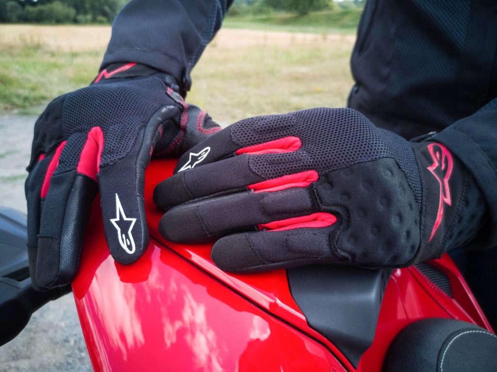 Gants AlpineStars Kinetic avec un rouge adapté aux italiennes !