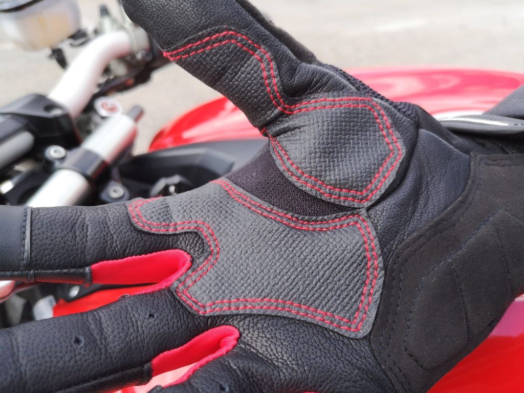 Renforts synthétiques côté paume des gants Alpinestars Kinetic