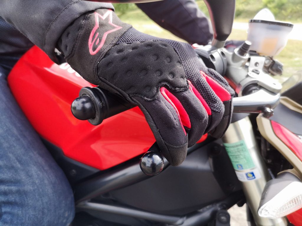 La préhension des commandes et le toucher sont absolument excellents avec les gants Alpinestars Kinetic