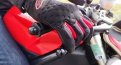 Préhension des commandes avec les gants Alpinestars Kinetic
