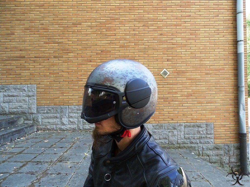 Casque Caberg Ghost, avec l’écran et sans le masque.