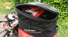 La sacohe de réservoir Bagster Slidder en mode 20 litres avec un casque intégral