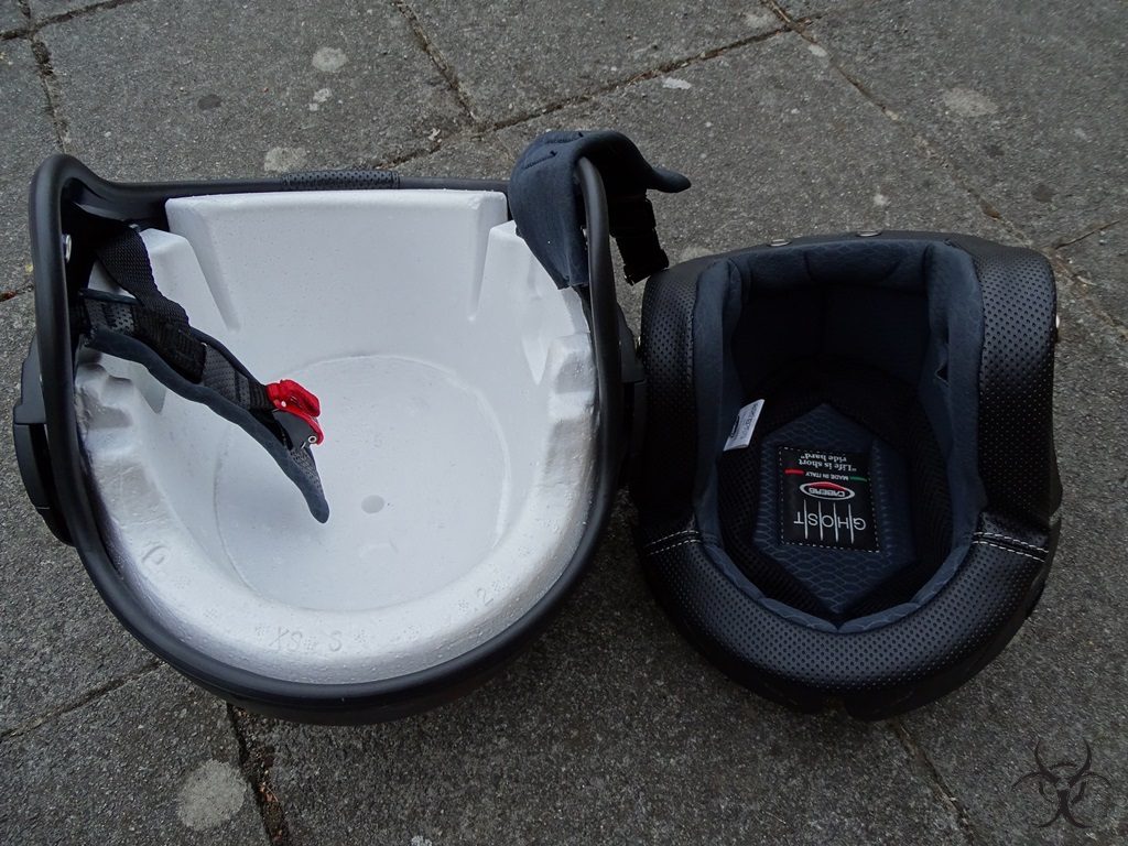 La mousse lavable du casque Caberg Ghost se retire sans difficulté